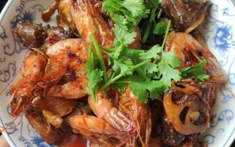 干锅排骨虾的做法(排骨干锅虾的做法大全视频)