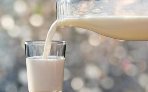 过期牛奶的11个妙用(奶粉过期了大人还能喝吗)
