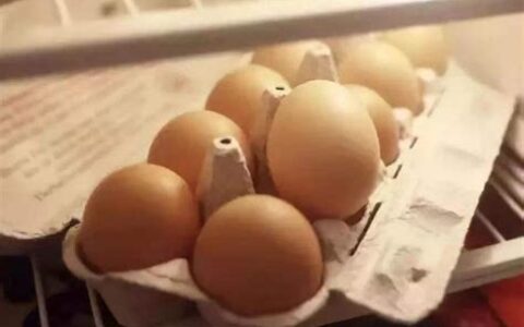 鸡蛋放冰箱里两个月可以吃吗(鸡蛋放冰箱里两个月可吃吗)